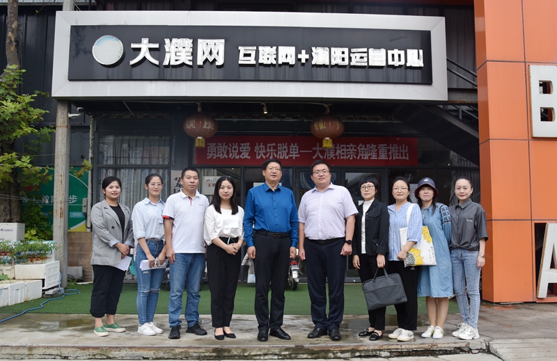 门口合影_副本.jpg