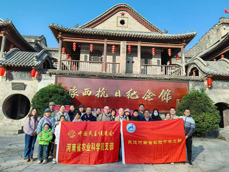 1765158359958016073.jpg 纪念馆合影_副本.jpg