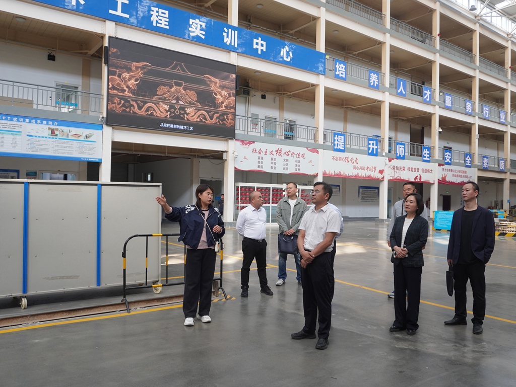 图为调研组考察河南建筑职业技术学院土木工程实训中心_副本.jpg